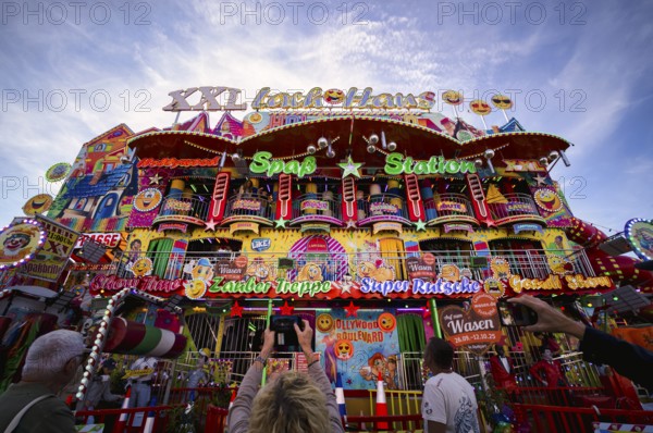Amusement park, maze, Cannstatter Wasen, funfair, fairground, spring festival, folk festival, Bad