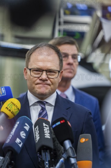 Federal Environment Minister Carsten Schneider during his visit to the Volkswagen vehicle plant in