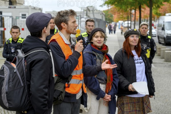 Participants of the Citizens' Assembly on Climate Protection of the New Generation present their