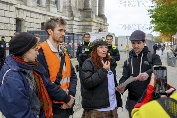Participants of the Citizens' Assembly on Climate Protection of the New Generation present their