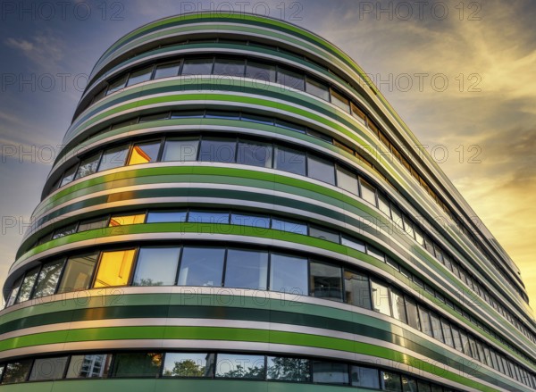 Rhoda-Erdmann-Haus, Academic Department of Humboldt University, warm evening light, frog
