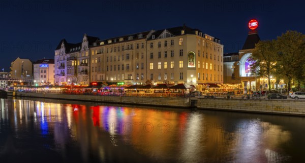 Night photo on the banks of the Spree opposite the Schiffbauerdamm, urban environment with scene