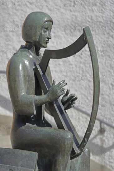 Sculpture Minnesänger von Wissenlo by the sculptor Hatto Zeidler 1978, monument, bronze sculpture,