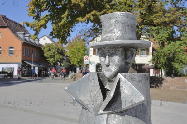 Sculpture Standing Collar by Bernd Kastenholz 1994, metal sculpture, modern art, aluminium, curious