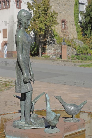 Gänselieselbrunnen by Helmut Waldherr 1981, modern art, bronze sculpture, female figure with goose