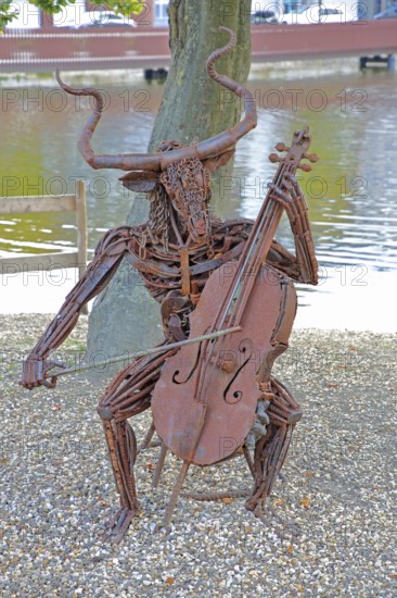 Sculpture The Concert by Günther Fahrner, rusty metal sculpture, sheet metal, modern art, bizarre