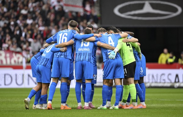 Team building, team circle in front of the start of the match 1. FC Heidenheim FCH, MHPArena, MHP