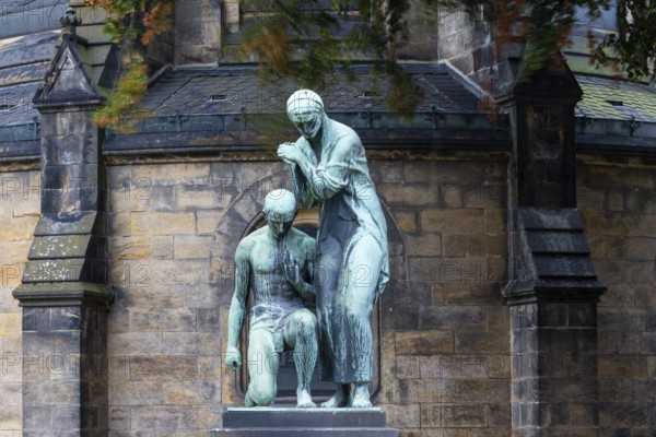 Memorial to the fallen in front of the Martin Luther Church, Martin-Luther-Platz, Neustadt,