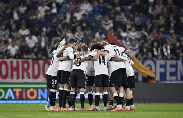 German national team team building, team circle in front of the start of the World Cup qualifier,