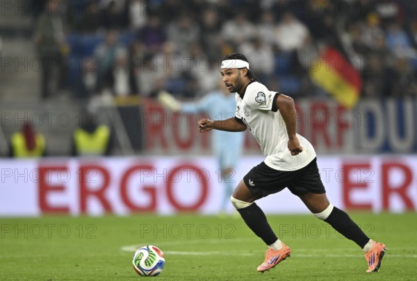Serge Gnabry GER (20) Action on the ball in the background perimeter advertising logo ERGO World
