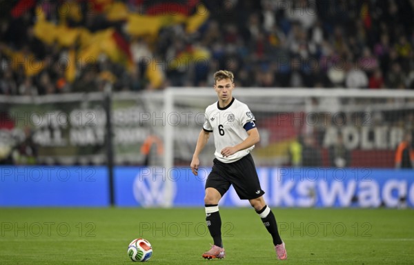 Joshua Kimmich GER (06) Action on the ball in the background perimeter advertising logo Volkswagen