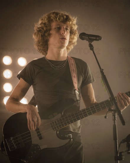 Noah Hill, Bassist von Parcels live in der Berliner Max-Schmeling-Halle am 04.10.2025