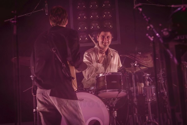 Jules Crommelin (Gitarrist) und Anatole Serret (Schlagzeuger) von Parcels live in der Berliner