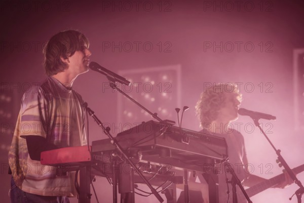 Patrick Hetherington (Keyboarder) und Noah Hill (Bassist) von Parcels live in der Berliner