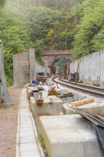 Eisenbahnbaustelle mit Tunnel umgeben von grüner Natur, Bau der Hermann Hessenahn, Calw,