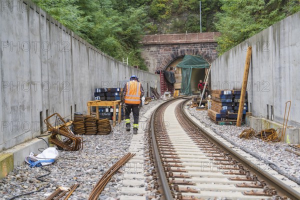 Arbeiter auf einer Eisenbahnbaustelle mit Tunnel im Hintergrund, Bau der Hermann Hessenahn, Calw,