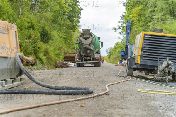 Betonmischfahrzeug und Maschinen auf einer Baustelle im Grünen, Bau der Hermann Hessenahn, Calw,