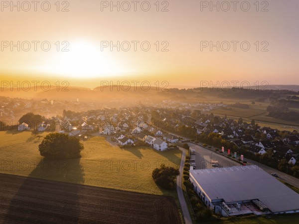 Blick auf ein schlafendes Dorf im Licht eines sanften Sonnenaufgangs, Gechingen, Heckengäu,