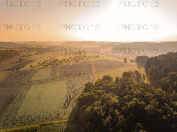 Morgenstimmung mit Nebel und Sonnenaufgang über einer ländlichen Landschaft, Gechingen, Heckengäu,