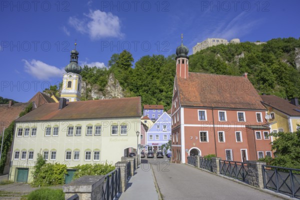 Ort mit Kirche von der steinernen Brücke aus, Kallmünz, Bayern, Deutschland