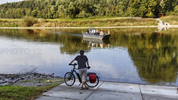 Radfahrer, E-Bike am Flussufer, wartet auf Personenfähre, Fahrradfähre Heinsen, Radtour, Oberweser,