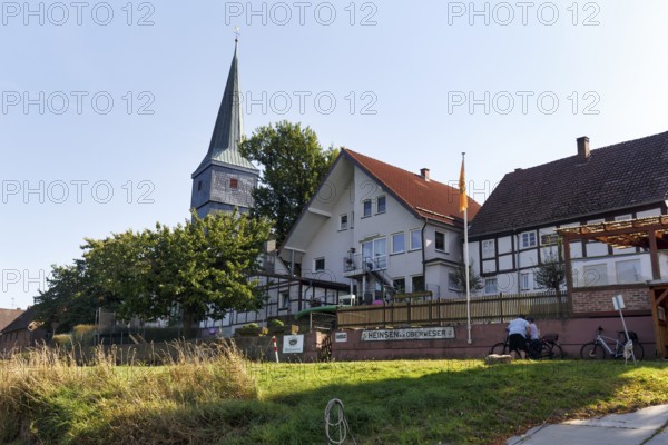 Blick von der Weser auf den Ort Heinsen, Kirchturm St. Liborius, Oberweser, Weserbergland,