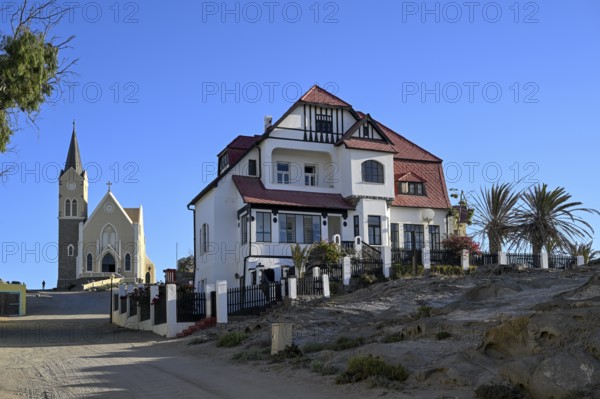 Fachwerkhaus in der Kirchstraße, im Hintergrund die Felsenkirche, Lüderitz, Region Karas, Namibia