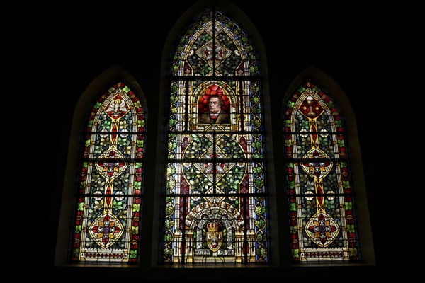 Luther-Fenster, Buntglasfenster, das ein Konterfei des Reformators Martin Luther zeigt, in der