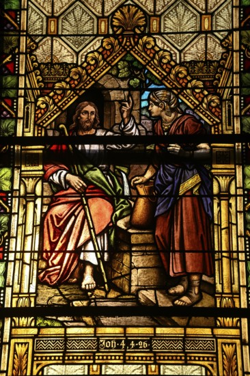 Buntglasfenster in der evangelisch-lutherischen Kirche von 1912, hergestellt von der Hofglasmalerei