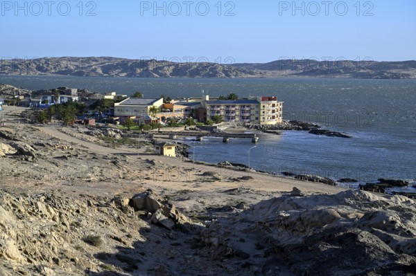 Blick vom Diamantenberg auf die Lüderitz-Bucht mit dem Lüderitz Nest Hotel, Lüderitz, Region Karas,