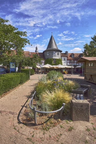 Fachwerkhäuser, Turm, Blumenbeet, Parkplatz mit Auto, Bäume, Hecke, Restaurant Zum Türmchen,