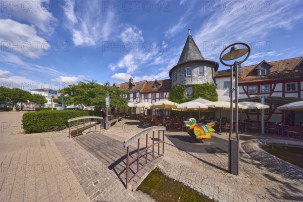 Altstadt, historische Fachwerkhäuser, Häuserzeile, hölzerne Fußgängerbrücke, Laterne, Turm, Gehweg