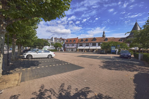 Allgemeine Architektur, Fachwerkhäuser, Parkplatz Untertor, Autos, Platz, Bäume, blauer Himmel,