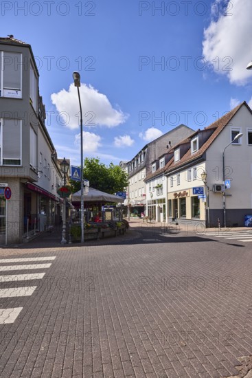 Allgemeine Bebauung, Gebäude, Fußgängerüberweg, Zebrastreifen, Einzelhandelsgeschäfte, einkaufen,