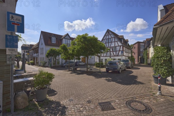 Platz, Fachwerkhaus, allgemeine Architektur, Gebäude, Straßen, Parkstreifen mit Autos,