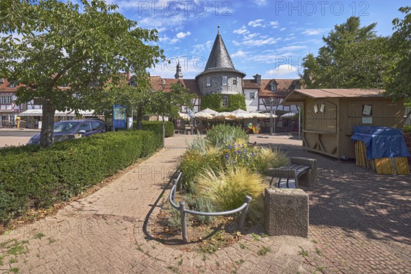 Fachwerkhäuser, Turm, Blumenbeet, Parkplatz mit Auto, Bäume, Hecke, Restaurant Zum Türmchen,