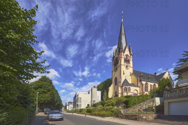 Evangelische Johanneskirche, Kirche, Parkstreifen mit Autos, moderne Gebäude, Laterne, Bäume,