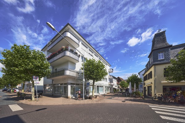 Allgemeine Architektur, Gebäude, Fußgängerüberweg, Zebrastreifen, Absperrpoller, Fußgängerzone,