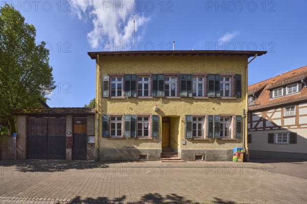 Historische Gebäude, Fachwerkhaus, Fassade mit Fenstern, Fensterläden, Eingang und Treppe, Baum,