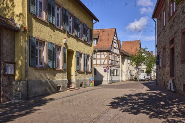Historisches Gebäude, Fassade mit Fenstern und Fensterläden, Sandsteingebäude, Spitzdach mit roten
