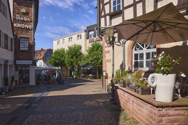 Altes Rathaus Café Hofheim am Taunus, Außenbereich mit Sonnenschirmen, Fachwerkhaus, allgemeine
