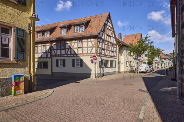 Historische Gebäude, Fachwerkhaus, Fassade mit Fenstern, Spitzdach mit roten Dachpfannen, Lampe,