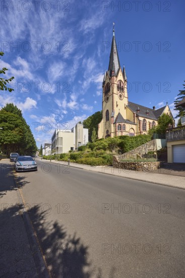 Evangelische Johanneskirche, Kirche, Parkstreifen mit Autos, moderne Gebäude, Laterne, Bäume,