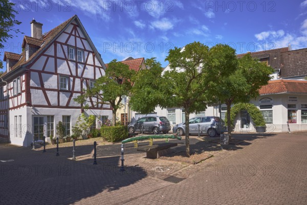 Platz, Straßen, Fachwerkhaus, allgemeine Architektur, Absperrpoller, Parkstreifen mit Fahrzeugen,