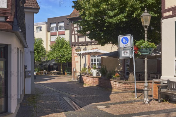 Zugang zur Fußgängerzone mit Verkehrsschild, Zusatzschild Fahrräder frei, Laterne, Altes Rathaus