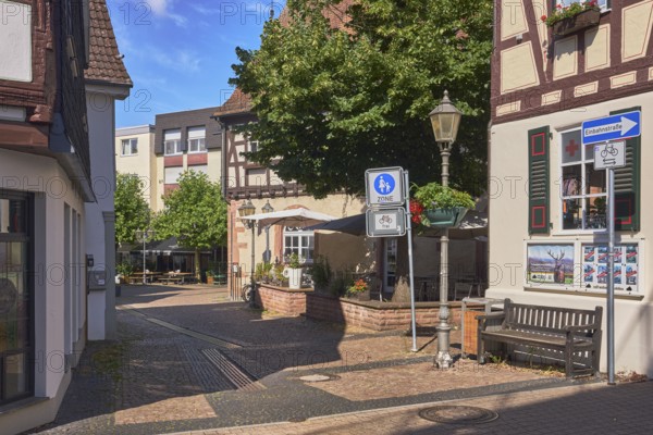 Zugang zur Fußgängerzone, Verkehrsschild Fußgängerzone, Einbahnstraße, allgemeine Architektur,
