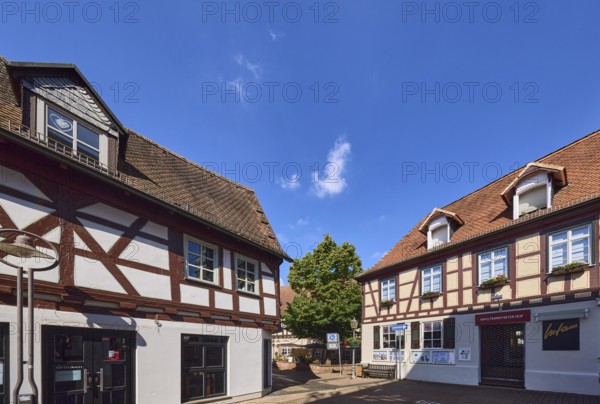 Fachwerkhäuser, Laterne, Bäume, Fußgängerzone, blauer Himmel, Cumuluswolken, Kreuzung Burgstraße