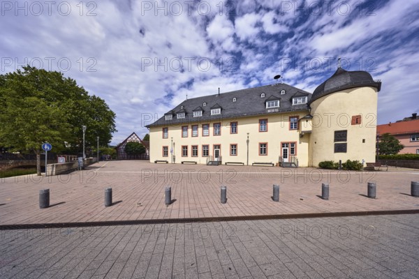 Haus der Vereine, historische Kellerei, Bürgersteig aus Betonpflastersteinen, Absperrpoller, Bäume,