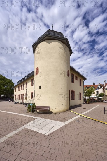 Haus der Vereine, historische Gebäude, Kellerei, allgemeine Architektur, Sitzbank, Bürgersteig aus