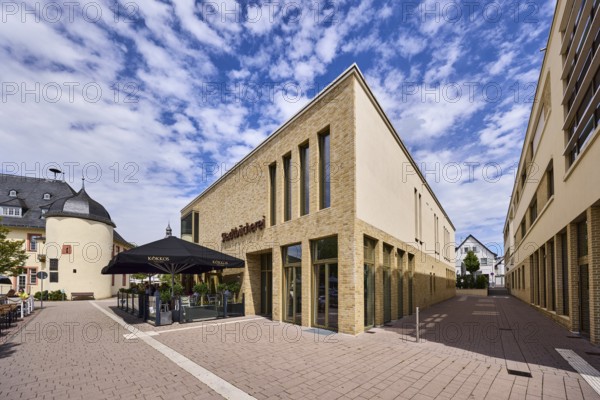 Stadtbücherei, Kókkos Café und Meze, Außenbereich, Geschäftsgebäude, moderne Architektur,